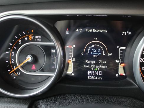 Used 2018 Jeep Wrangler Unlimited Sahara image 32