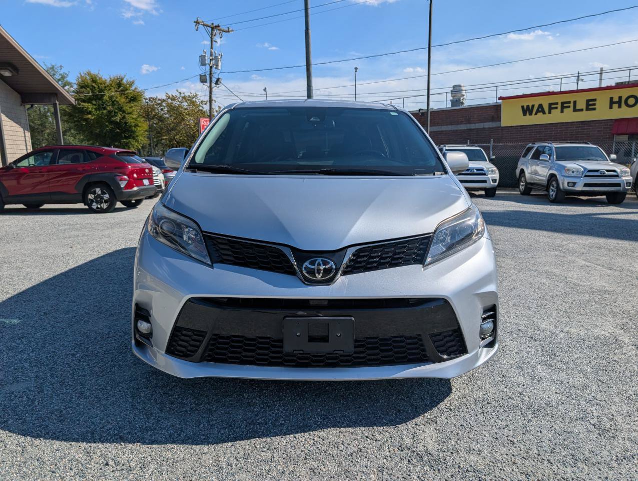 Used 2018 Toyota Sienna SE FWD image 2