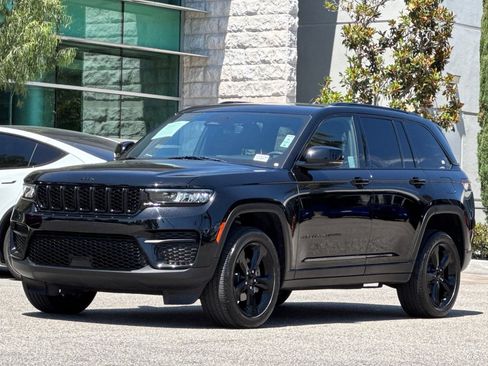 Used 2023 Jeep Grand Cherokee Altitude AWD/4WD image 8