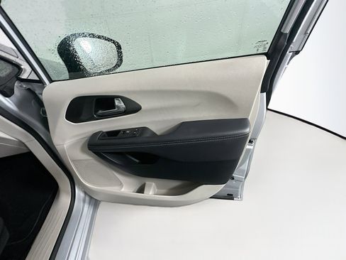 Used 2024 Chrysler Pacifica Touring-L image 33