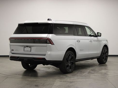 Used 2025 Lincoln Navigator L Reserve AWD/4WD image 8