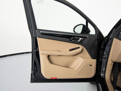 Certified 2025 Porsche Macan image 18