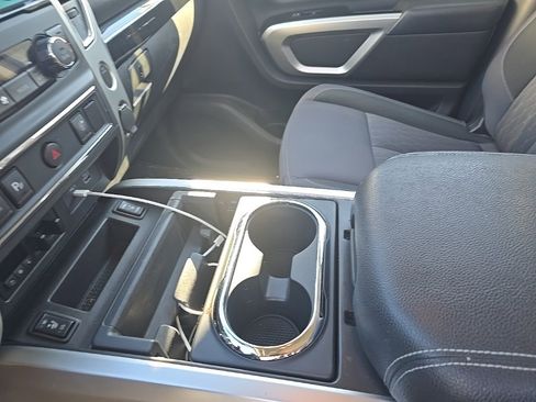 Used 2020 Nissan Titan SV w/ SV Convenience Package image 7