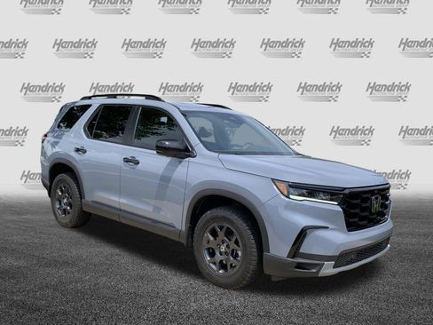 Used 2025 Honda Pilot TrailSport image 2