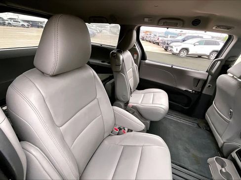 Used 2017 Toyota Sienna XLE w/ XLE Navigation Package image 20