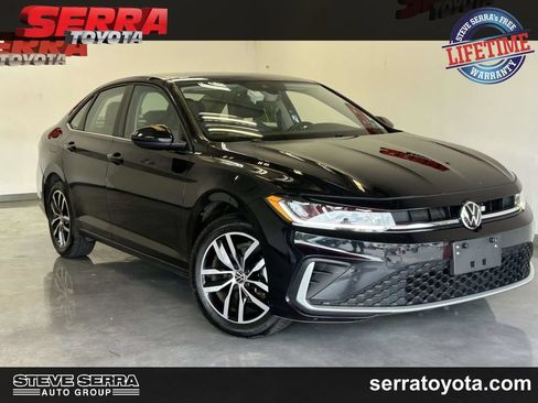 Used 2025 Volkswagen Jetta SE FWD image 1