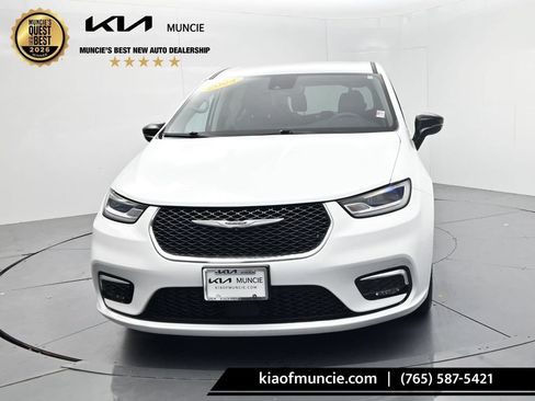 Used 2024 Chrysler Pacifica Touring-L FWD image 3