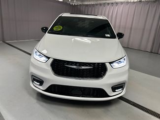 New 2026 Chrysler Pacifica Limited video 2