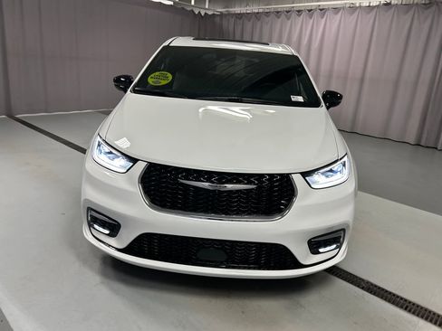 New 2026 Chrysler Pacifica Limited image 2