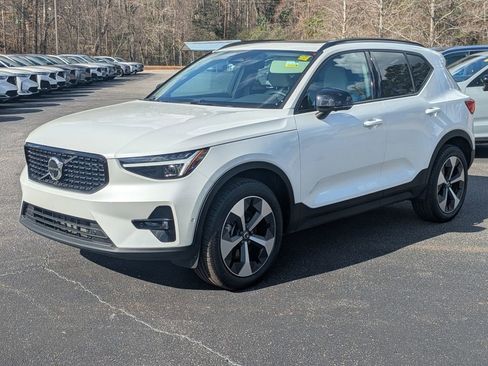 Certified 2025 Volvo XC40 B5 Plus w/ Protection Package Premier image 2
