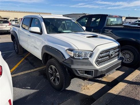 Used 2016 Toyota Tacoma TRD Sport image 2