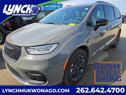 Used 2025 Chrysler Pacifica Limited w/ Uconnect Theater Family Group