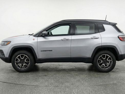 Used 2025 Jeep Compass Trailhawk image 5