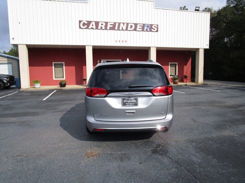 Used 2020 Chrysler Pacifica Limited image 5