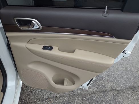 Used 2015 Jeep Grand Cherokee Overland w/ Advanced Technology Group image 31