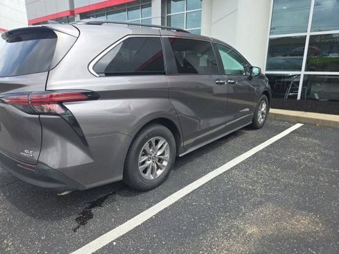 Used 2022 Toyota Sienna XLE AWD/4WD image 18