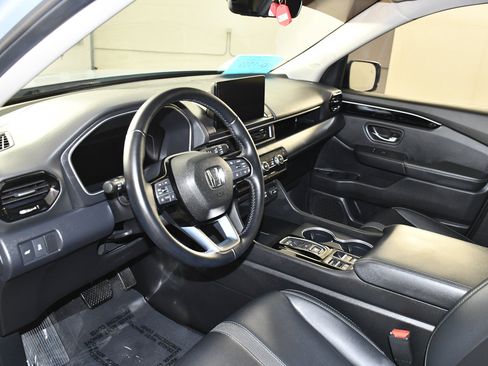 Used 2025 Honda Pilot Touring image 2