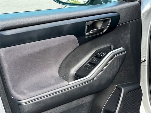 Used 2024 Toyota Highlander LE image 11