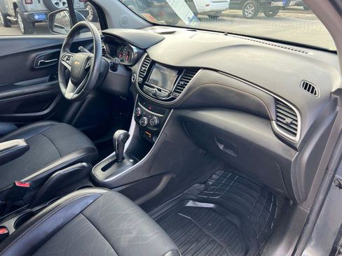 Used 2022 Chevrolet Trax LT w/ LT Convenience Package image 26