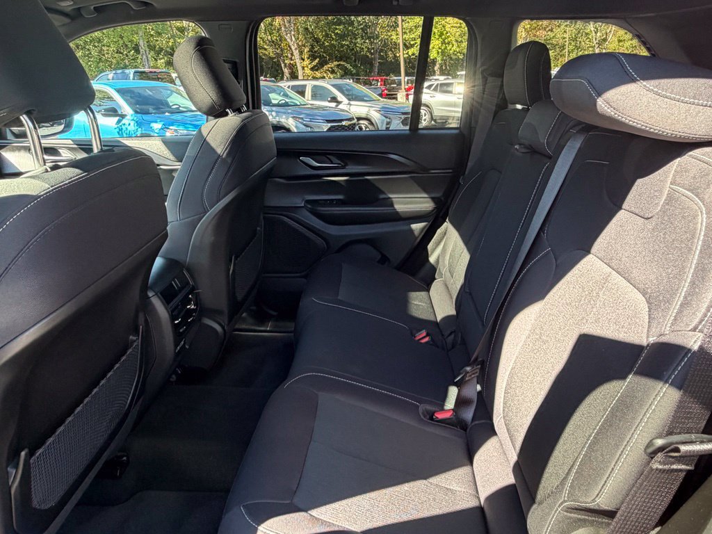 Used 2025 Jeep Grand Cherokee Laredo X w/ Luxury Tech Group I AWD/4WD image 27