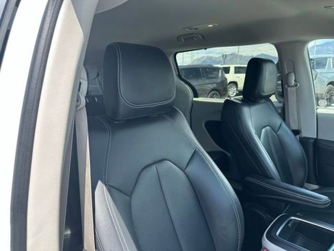 Used 2024 Chrysler Pacifica Touring-L FWD image 18