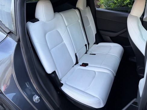 Used 2023 Tesla Model Y Long Range AWD/4WD image 39