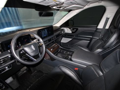 Used 2025 Lincoln Aviator Reserve w/ Luxury Package AWD/4WD image 2
