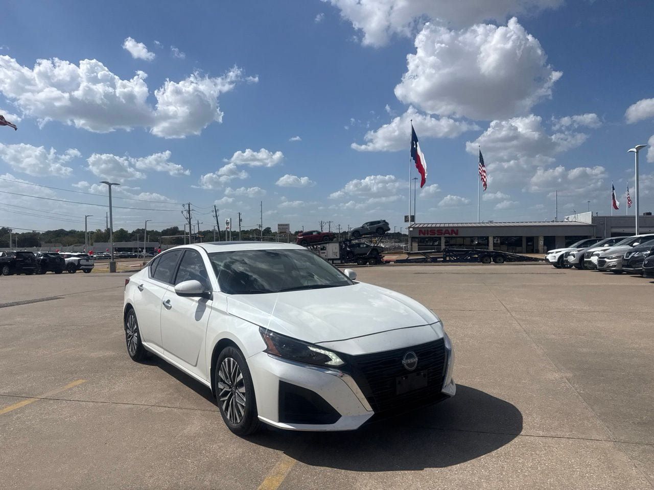 Certified 2024 Nissan Altima 2.5 SV w/ SV Premium Package FWD image 2