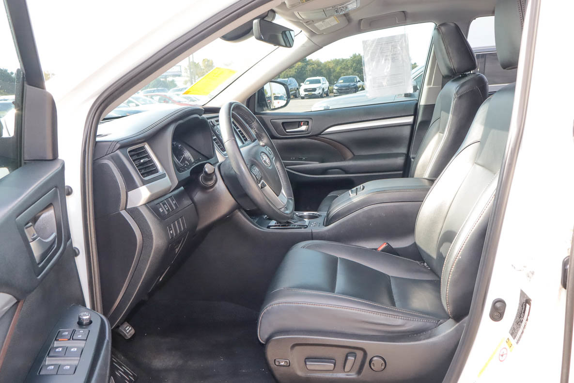 Used 2019 Toyota Highlander XLE AWD/4WD image 7