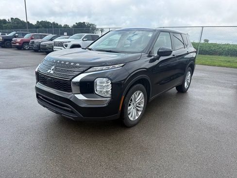 Used 2023 Mitsubishi Outlander ES AWD/4WD image 2