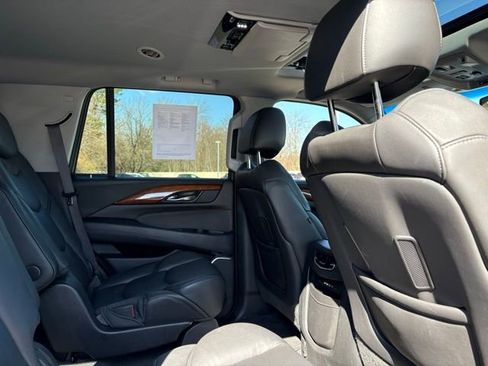 Used 2016 Cadillac Escalade Luxury image 18