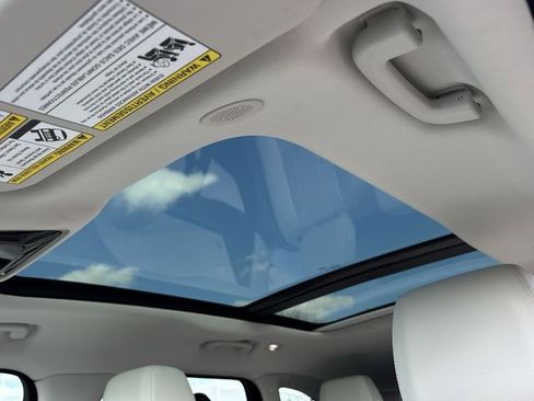 Used 2023 Land Rover Range Rover Velar R-Dynamic S image 18