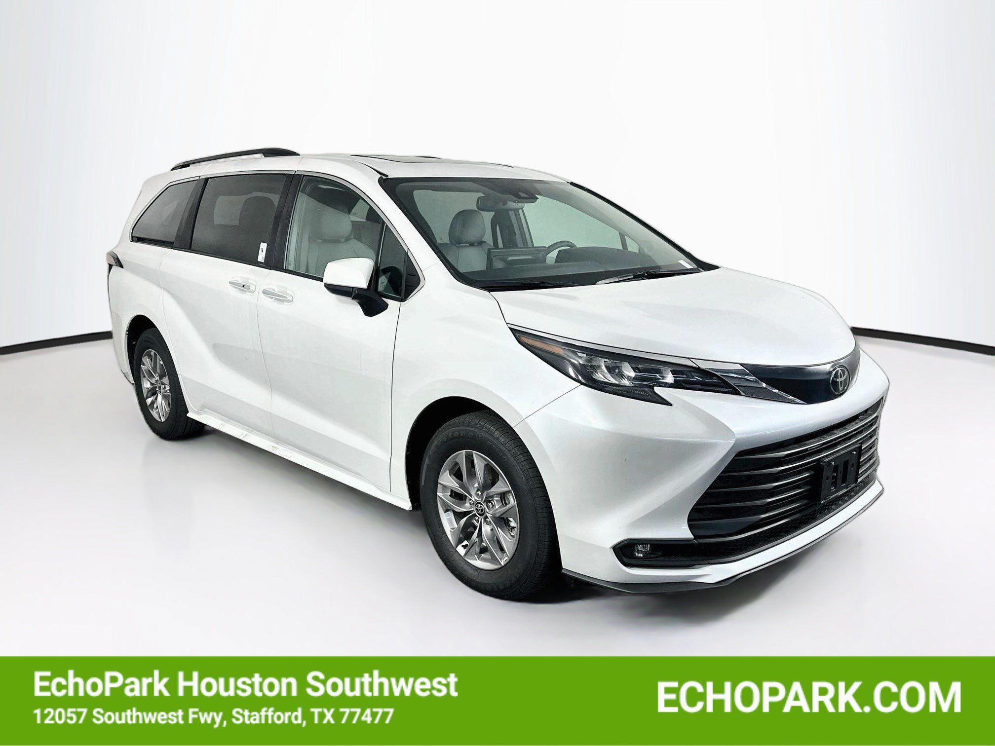 Used 2026 Toyota Sienna XLE FWD image 1