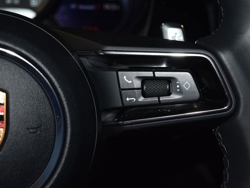 Certified 2025 Porsche Macan image 11