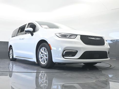 Used 2023 Chrysler Pacifica Touring-L image 65