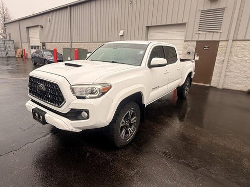 Used 2018 Toyota Tacoma TRD Off-Road image 2