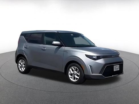 Used 2025 Kia Soul LX w/ LX Technology Package FWD image 2
