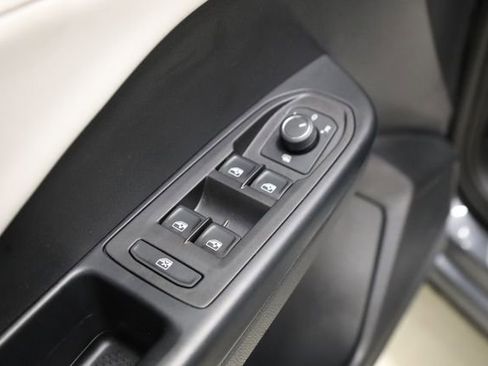 Used 2025 Volkswagen Taos SE w/ Black Wheel Package image 14