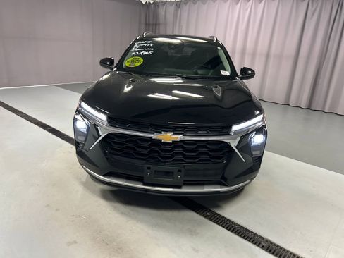 Used 2025 Chevrolet Trax LT w/ LT Convenience Package FWD image 2