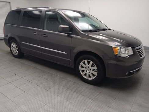 Used 2016 Chrysler Town & Country Touring FWD image 11