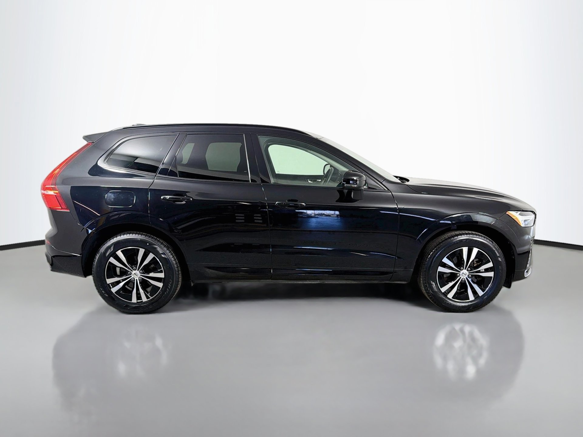 Used 2024 Volvo XC60 B5 Core AWD/4WD image 5