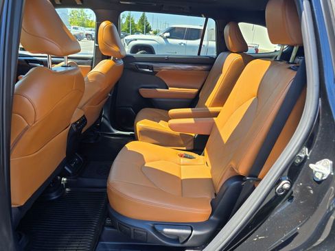 Used 2024 Toyota Highlander Platinum image 41