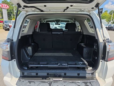 Used 2018 Toyota 4Runner SR5 AWD/4WD image 9