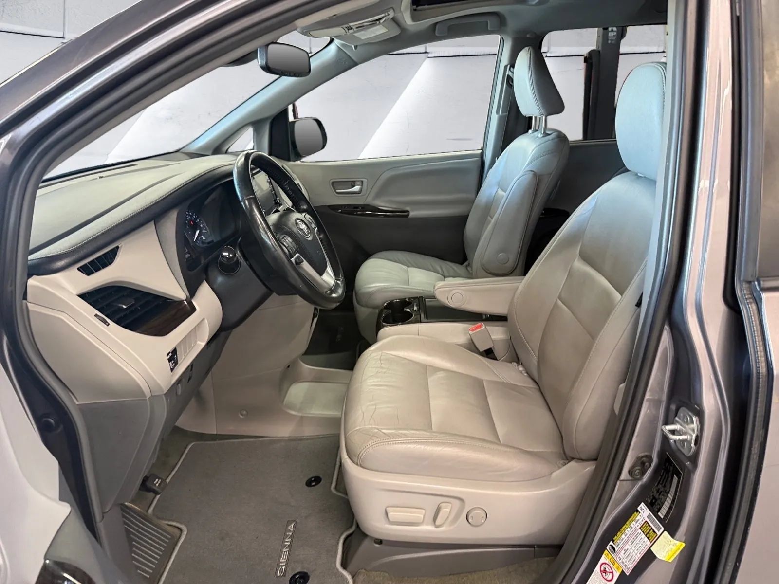 Used 2019 Toyota Sienna XLE FWD image 14