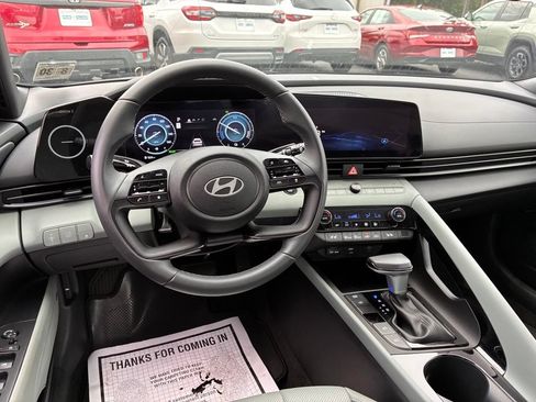 Used 2025 Hyundai Elantra Limited FWD image 27