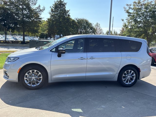 Used 2026 Chrysler Pacifica Limited FWD image 11