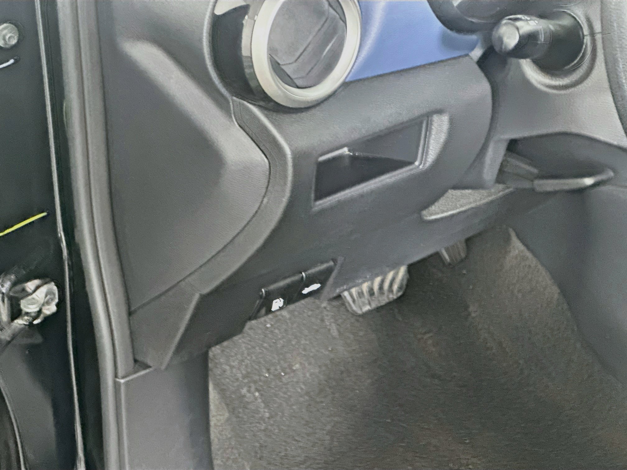 Used 2025 Nissan Versa SV FWD image 17