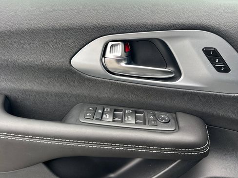 New 2026 Chrysler Pacifica Limited w/ Uconnect Theater Family Group image 11