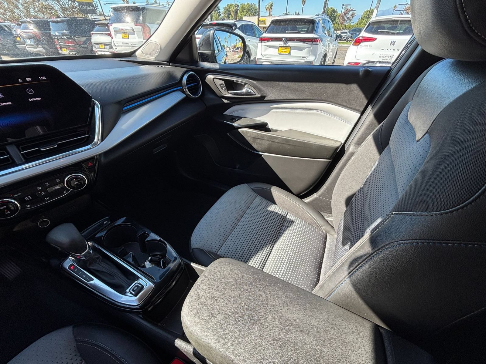 Used 2025 Chevrolet Trax LT w/ LT Convenience Package FWD image 35