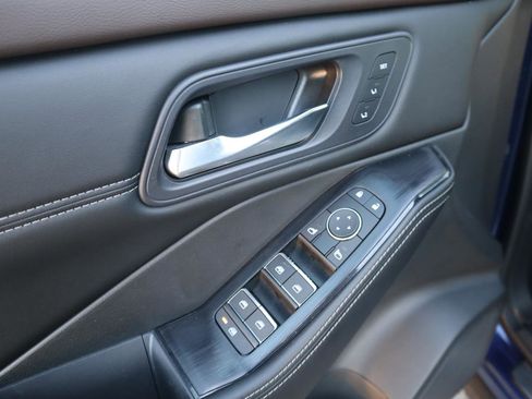 Used 2023 Nissan Rogue SL w/ SL Premium Package image 16